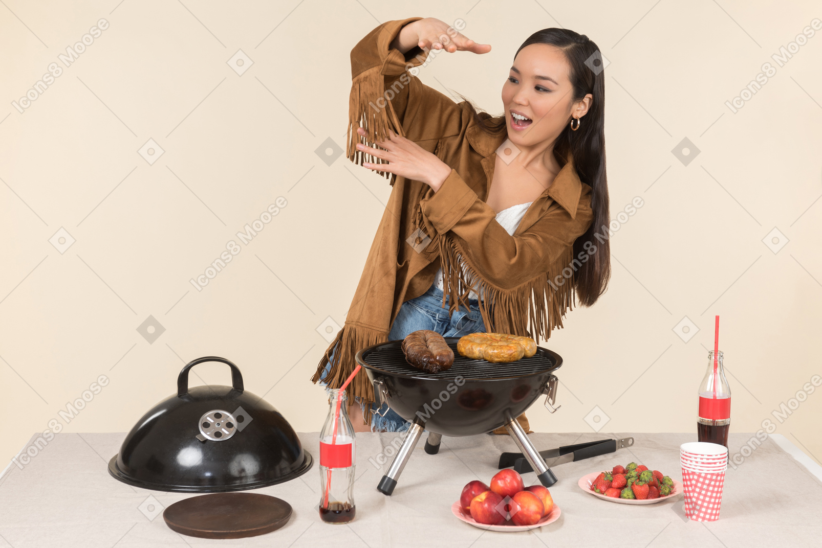 Giovane donna asiatica che cucina bbq