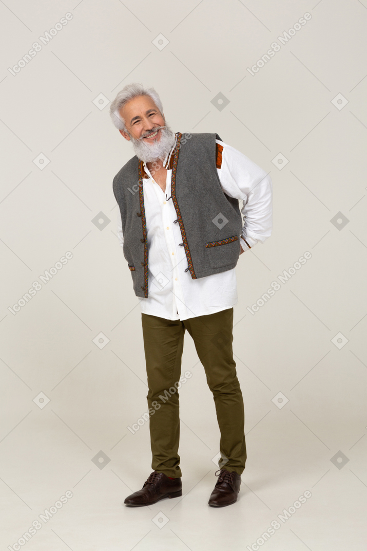 Вид спереди взрослого мужчины, широко улыбающегося