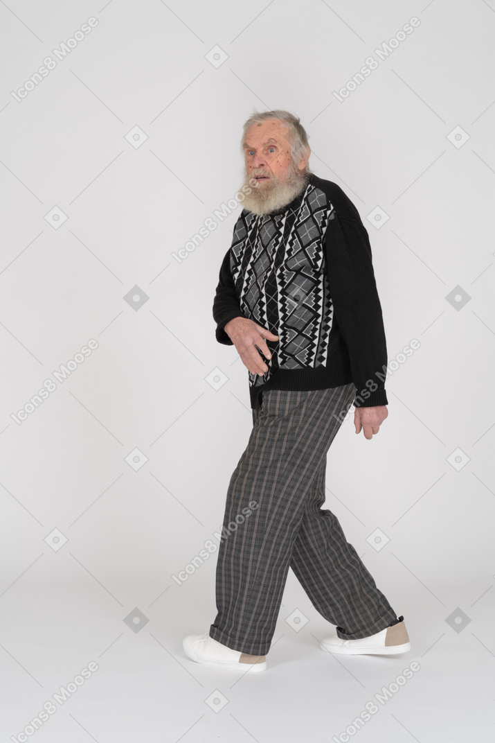 歩く年配の男性の側面図