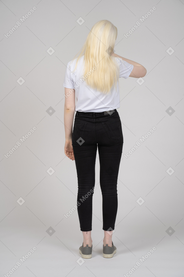 Vista traseira de uma mulher de cabelos compridos