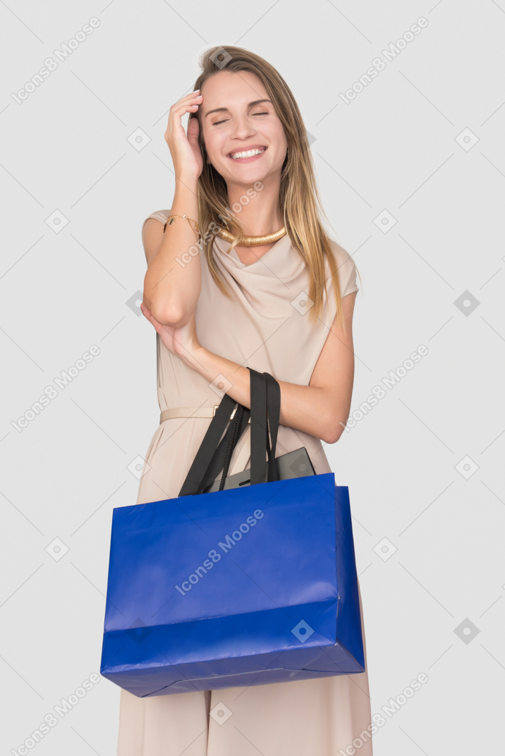 쇼핑백과 행복 한 젊은 여자