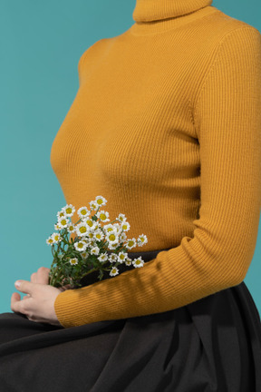 Mujer sosteniendo flores silvestres