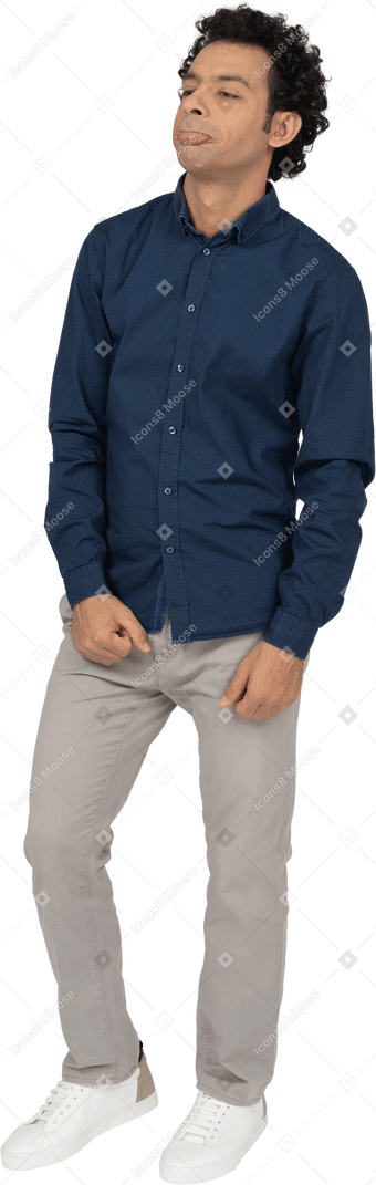 Vista frontal de um homem com roupas casuais fazendo caretas