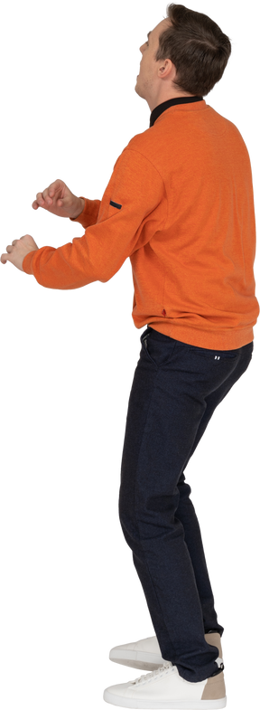Joven en sudadera naranja bailando