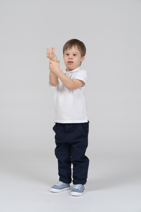 Niño levantando la mano