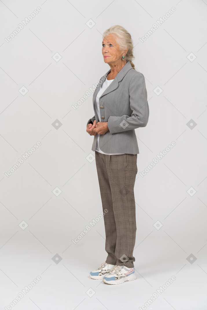 Anciana en traje posando de perfil