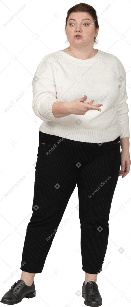 Vista frontal de uma mulher plus size com roupas casuais
