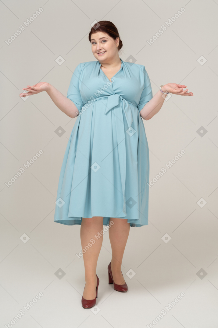 Вид спереди женщины в синем платье жестикулируют