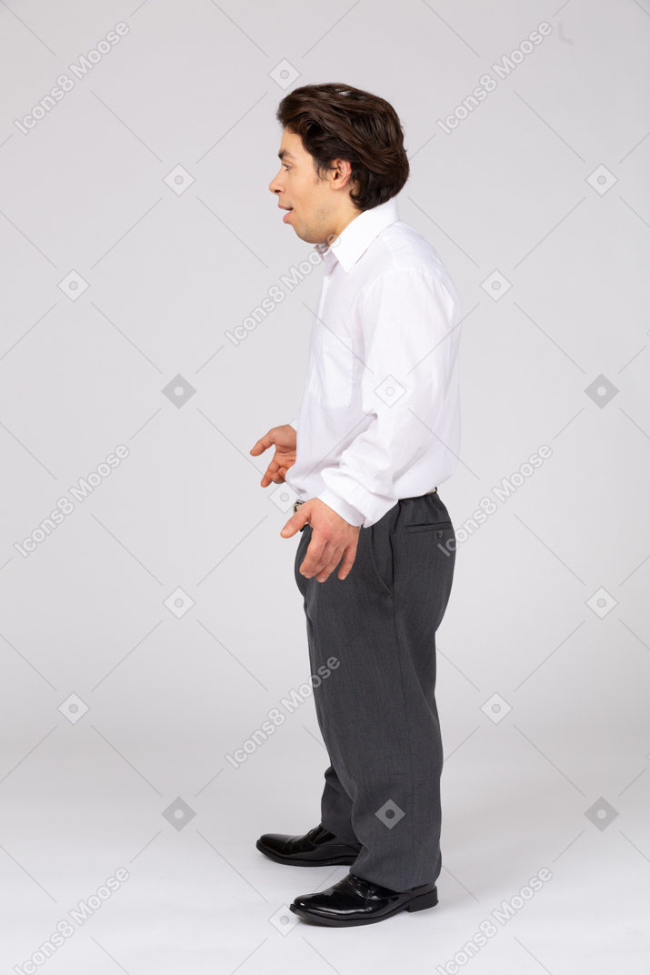 Vista laterale di un uomo sorpreso in abbigliamento formale