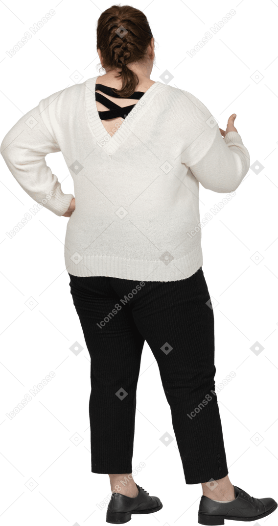 一个穿着休闲服摆姿势的胖女人的后视图