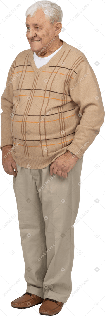 Vista frontal de un anciano feliz con ropa informal