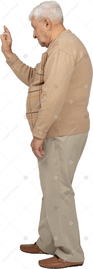 Okサインを示すカジュアルな服装の老人の側面図
