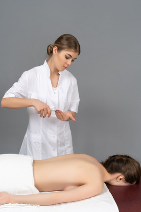 Appliquer une huile de massage