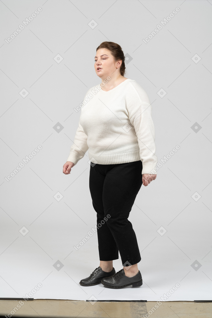 Женщина больших размеров в повседневной одежде, вид сбоку