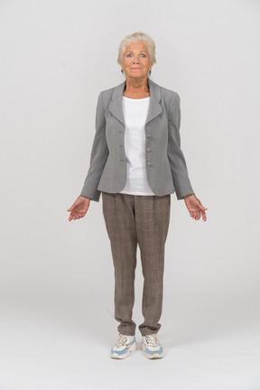 Vue de face d'une femme heureuse en costume regardant la caméra