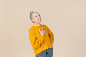Элегантная пожилая женщина в горчичном свитере