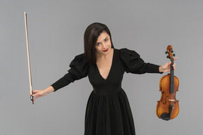 Uma violinista feminina dando uma reverência