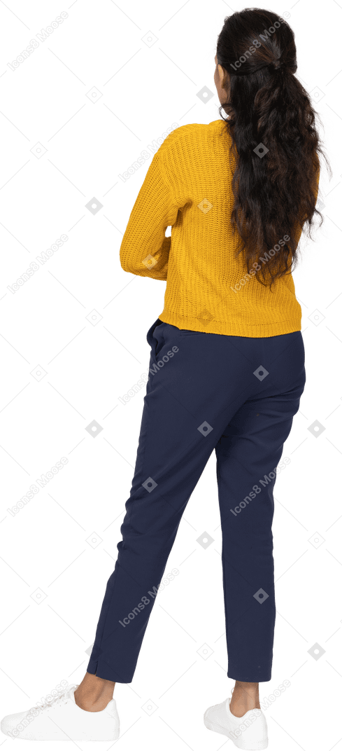 Vista traseira de uma garota com roupas casuais posando com os braços cruzados