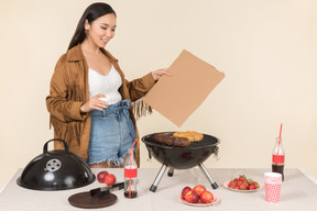 Jeune fille asiatique ayant des problèmes avec barbecue