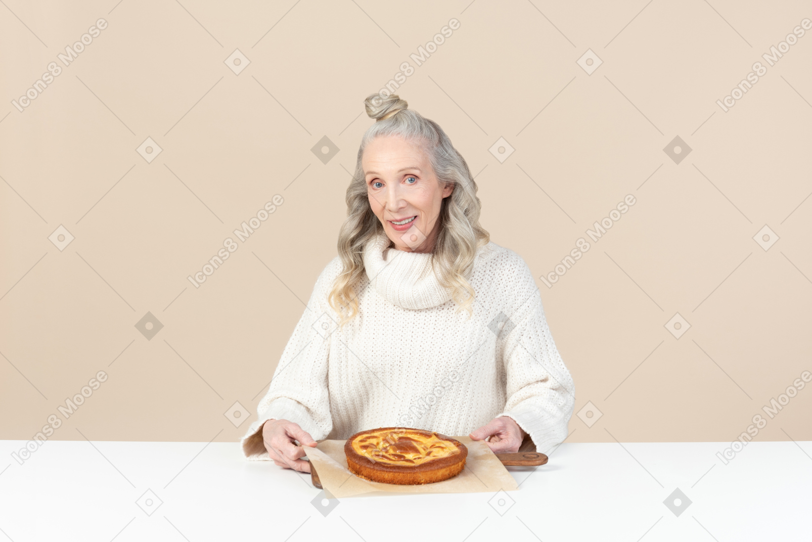 Élégante vieille femme ravie avec une tarte fraîchement préparée