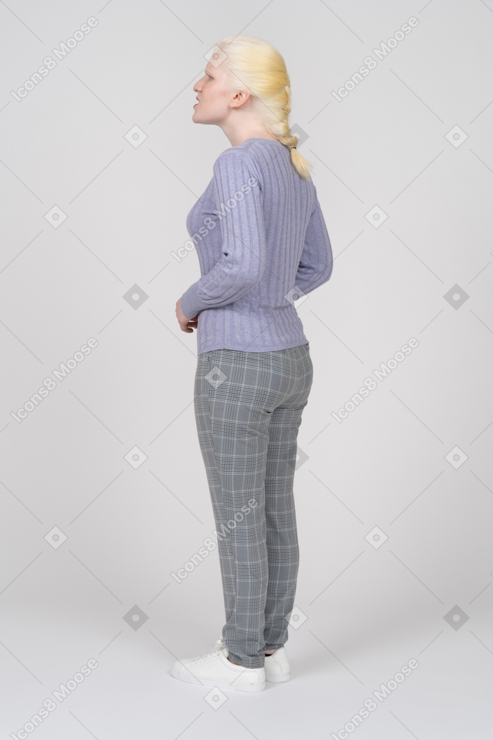 一个穿着休闲服的女人的后视图
