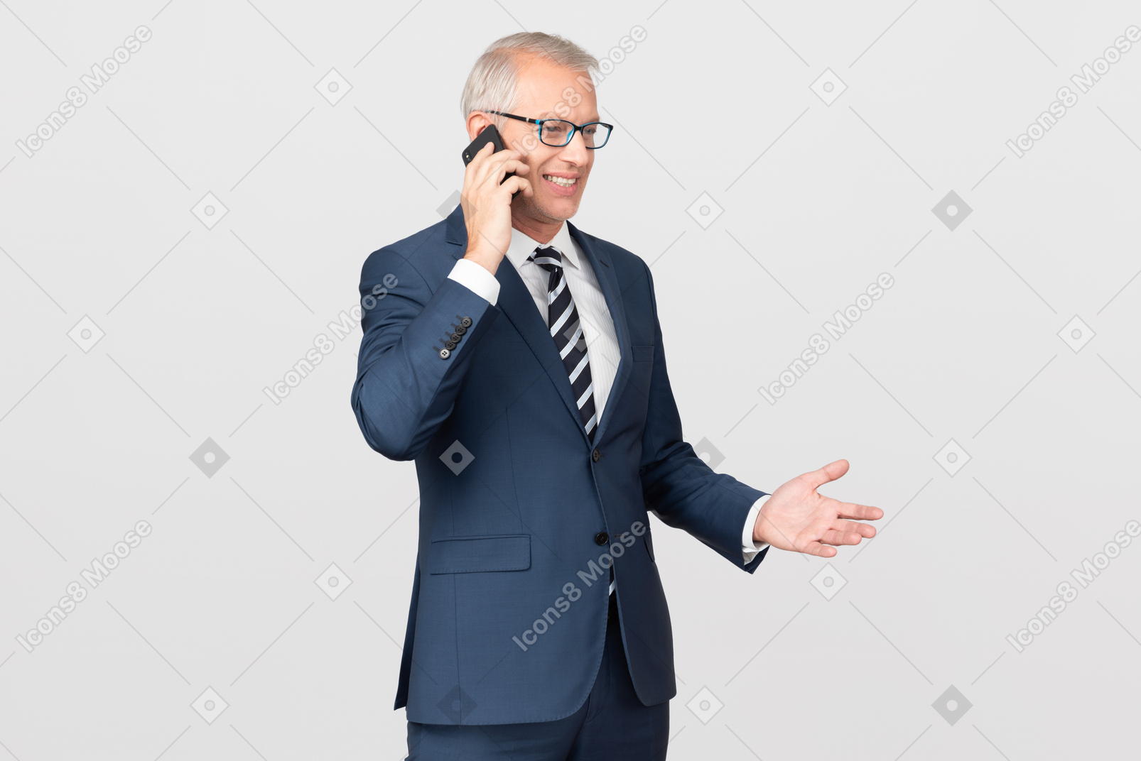Elegante hombre de mediana edad hablando por teléfono.