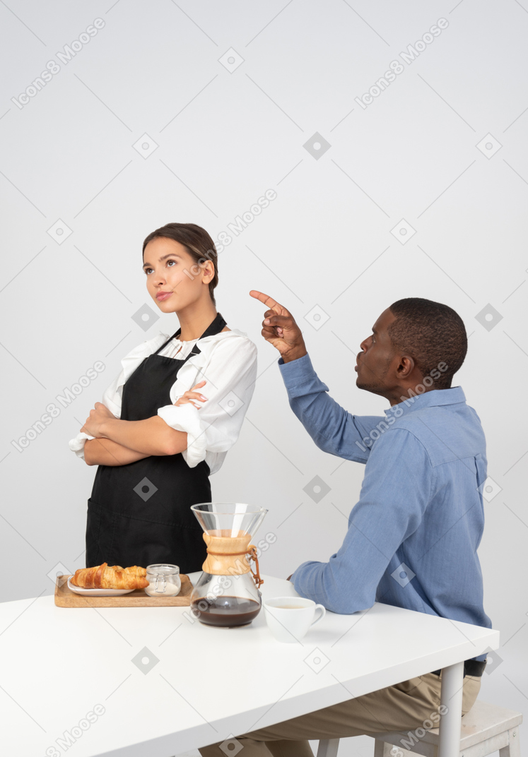 Cliente descontento acusando a una atractiva camarera por mal servicio