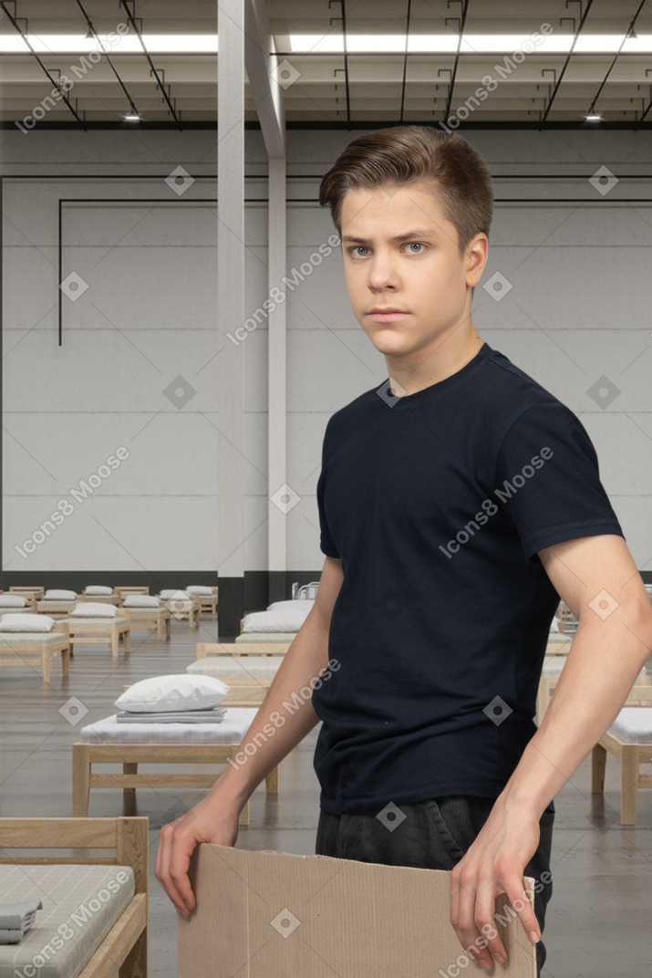 Covid 병원에 서있는 젊은 남자