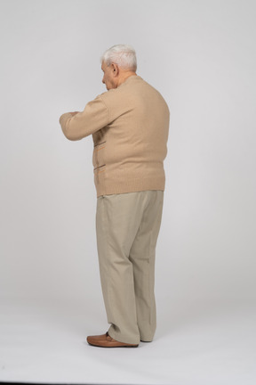 Vista lateral de un anciano con ropa informal