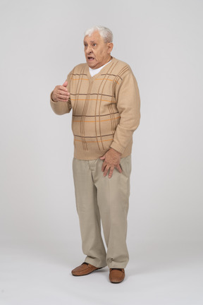 Vista frontal de un anciano asustado con ropa informal