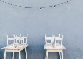 Chaises blanches sur des tables blanches dans la chambre bleue