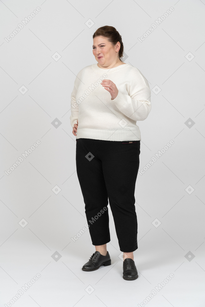 Felice donna grassoccia in abiti casual