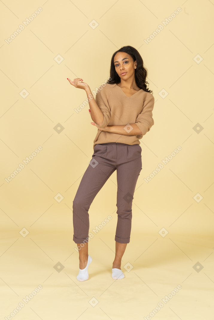 手を上げる浅黒い肌の質問若い女性の正面図