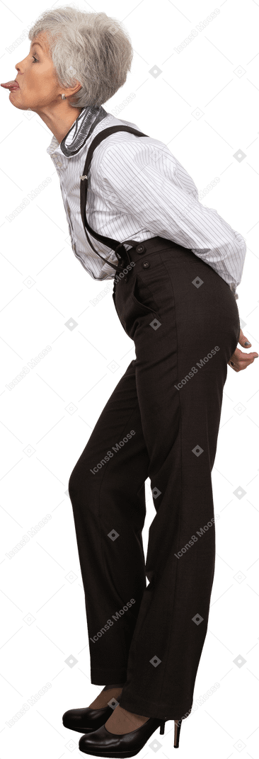Vista lateral de uma senhora maluca com roupas de escritório, inclinada para a frente