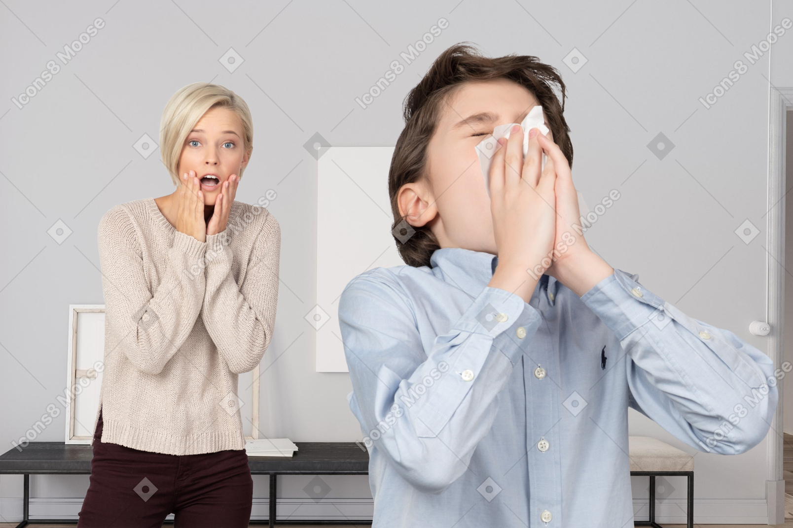 Mulher preocupada olhando para um menino espirrando
