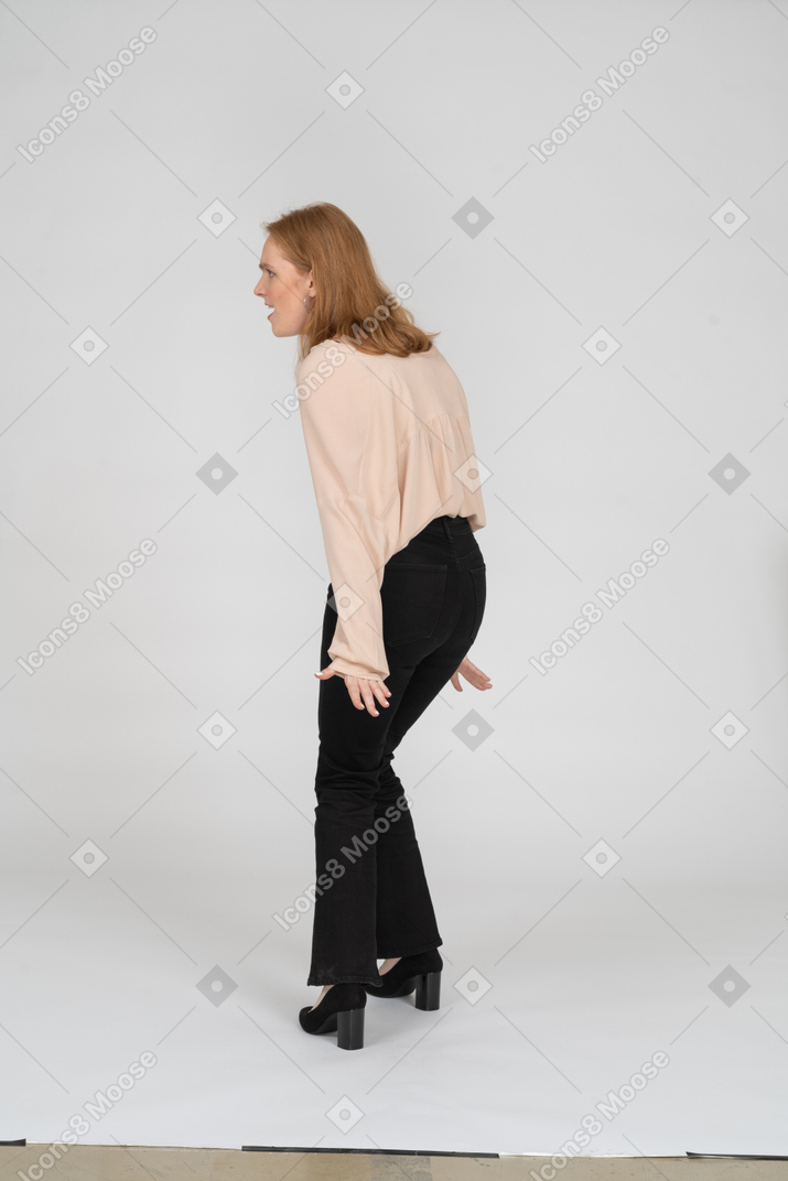 Donna in bella camicetta ballando