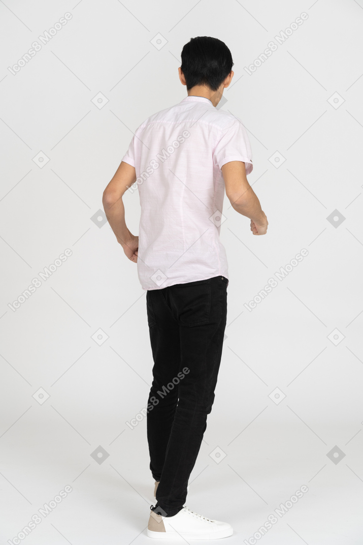 休闲服装站的男人