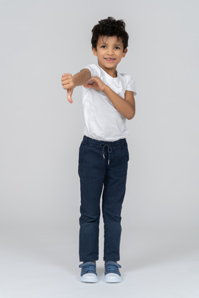 Um garoto mostrando o polegar para baixo