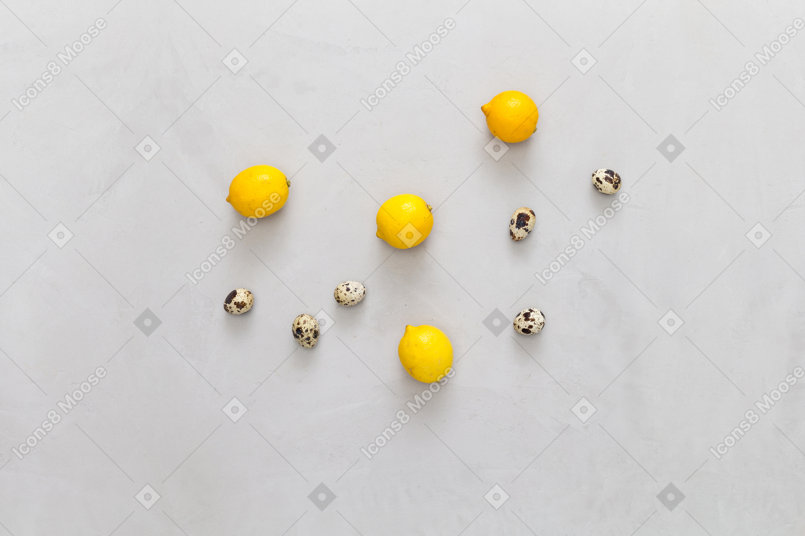 Algunos limones y huevos de codorniz.