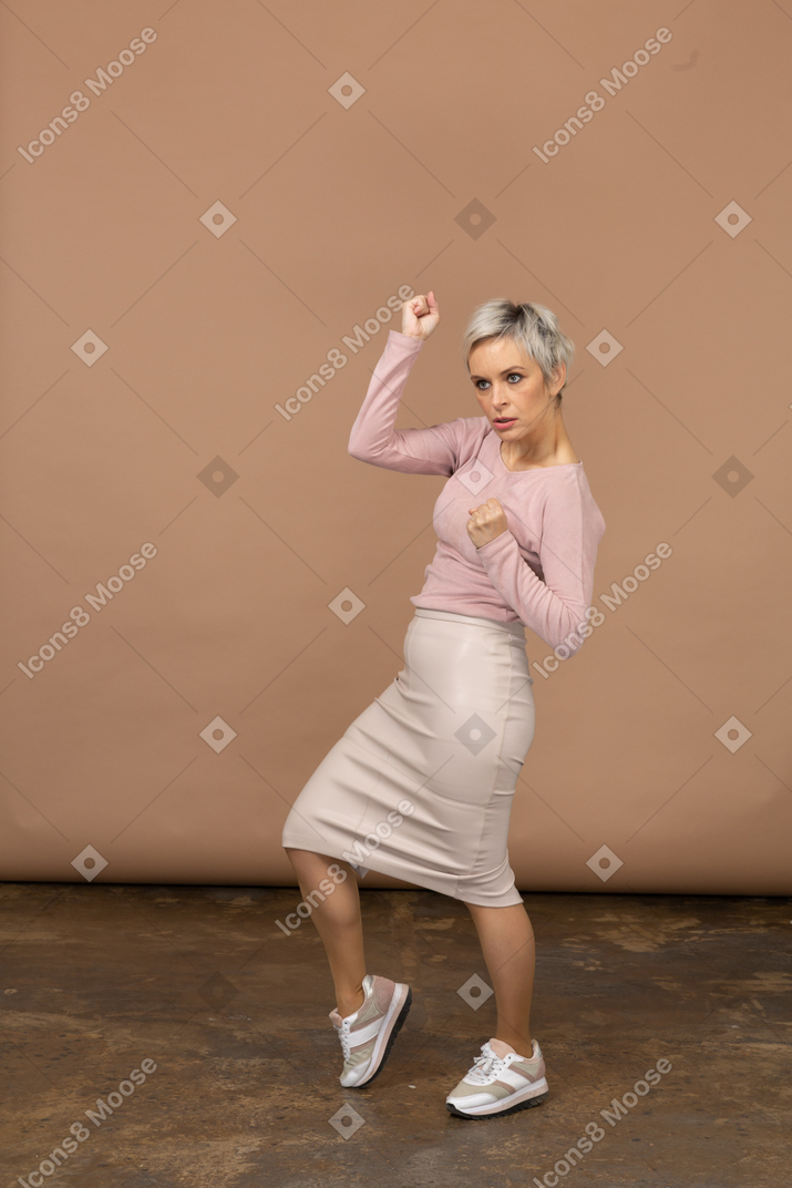 Vista lateral de uma mulher com roupas casuais dançando