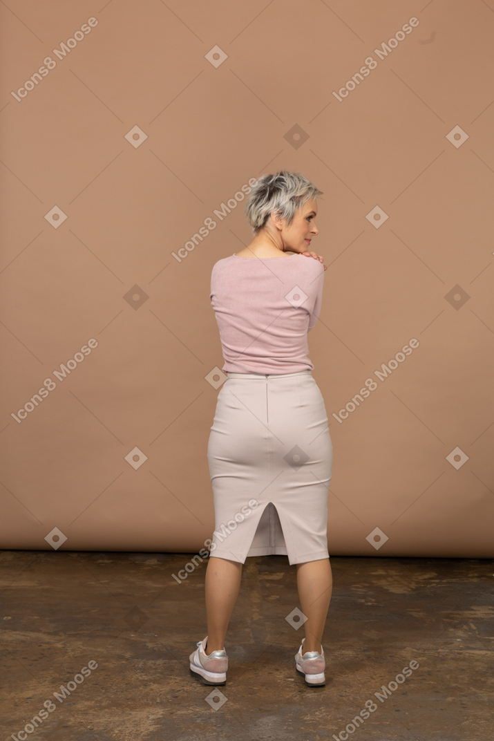 カジュアルな服装の女性の背面図