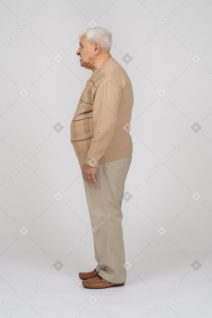Alter mann in freizeitkleidung, der im profil steht