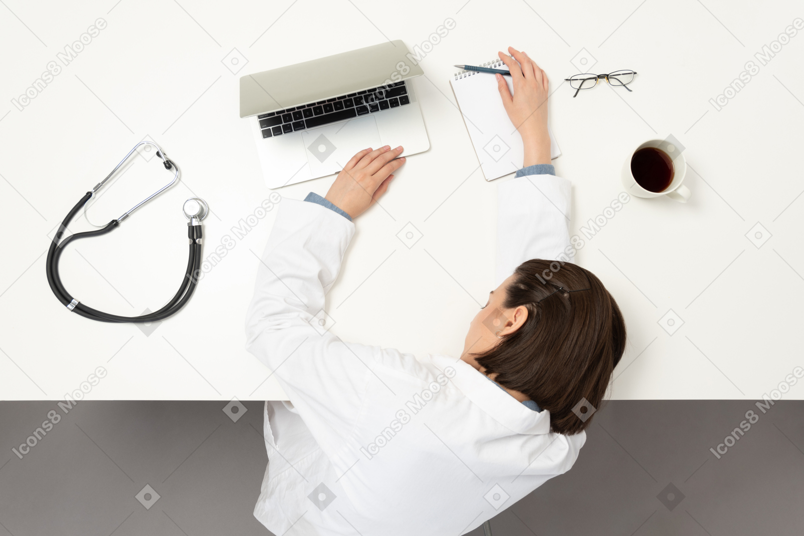 책상 위에 누워있는 여성 의사