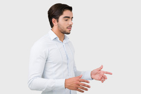 Hombre guapo joven en una camisa blanca