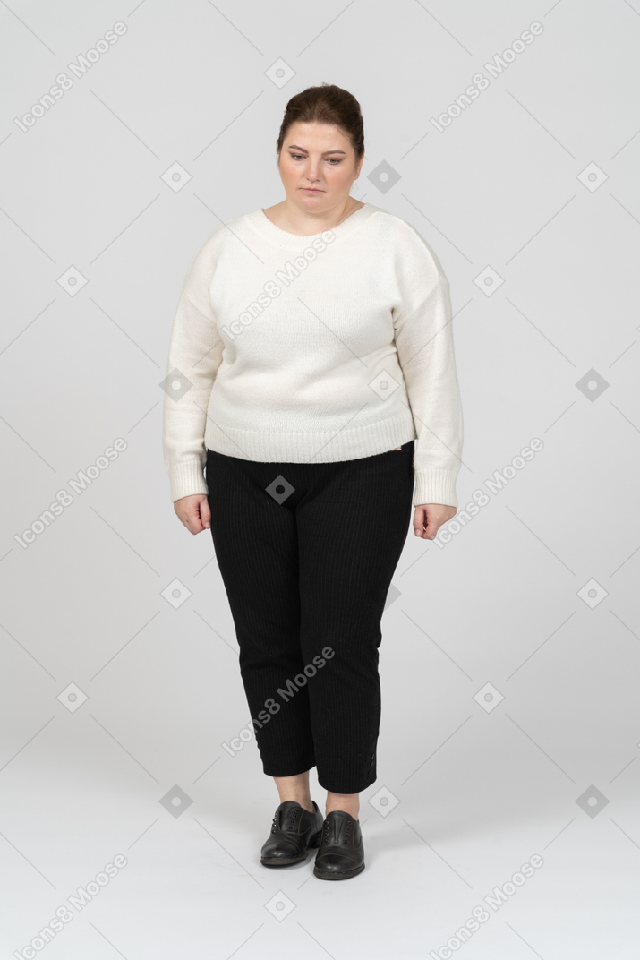 하얀 스웨터에 슬픈 통통 여자