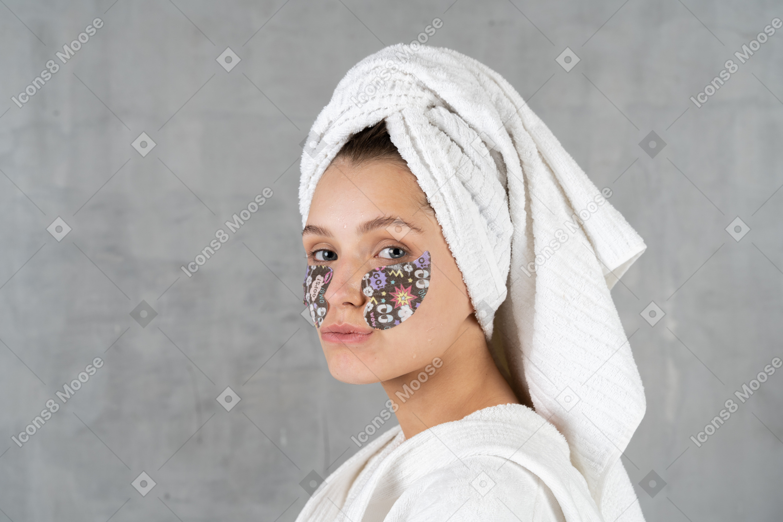 Portrait d'une femme avec une serviette sur les cheveux