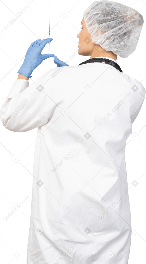 Vista traseira de uma jovem médica segurando uma seringa