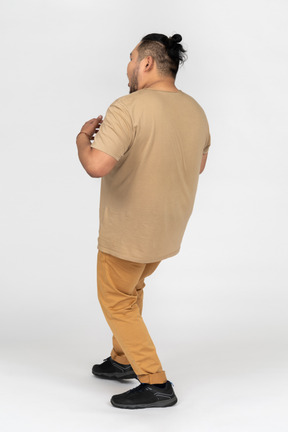 Grande taille homme asiatique debout dos à la caméra