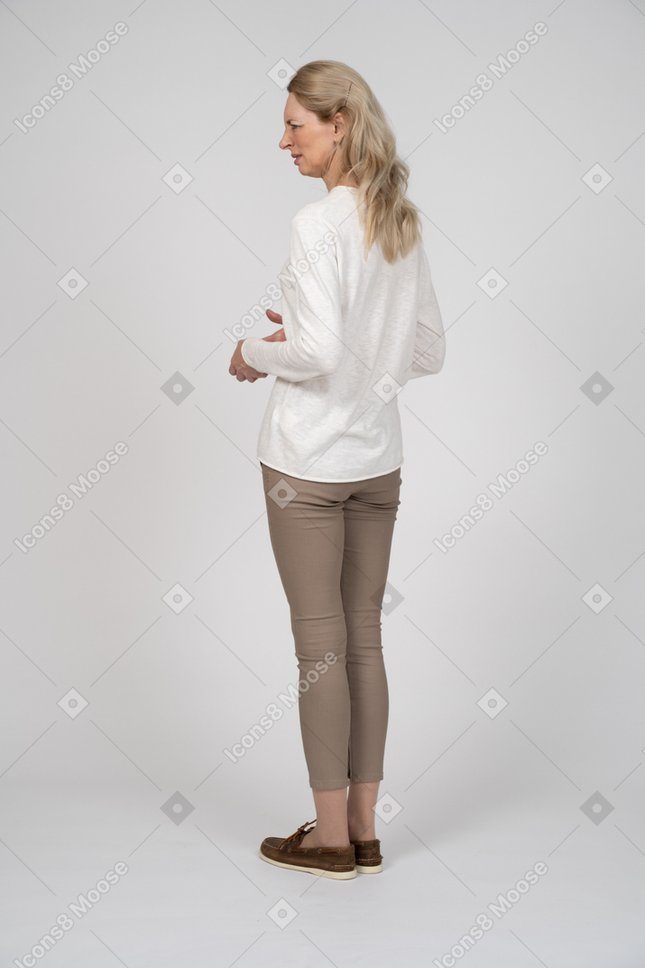 Mulher com roupas casuais em pé