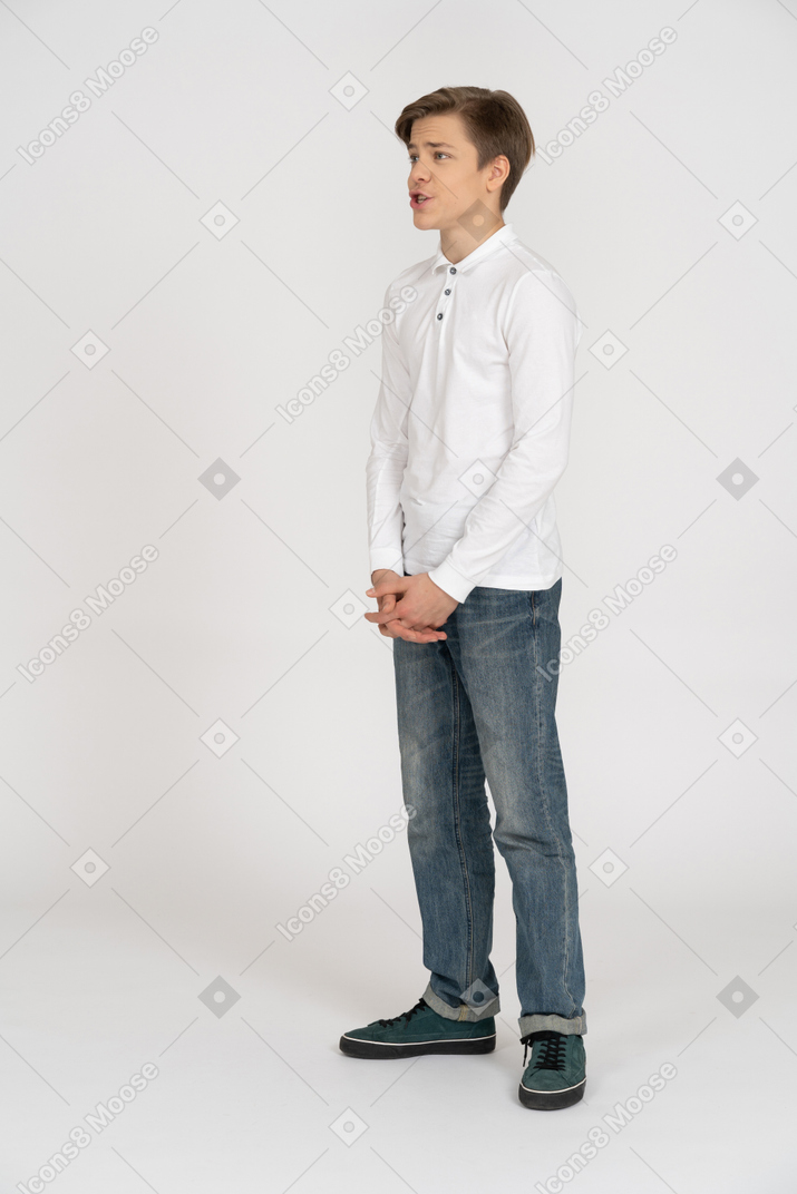 Giovane uomo in abiti casual in piedi